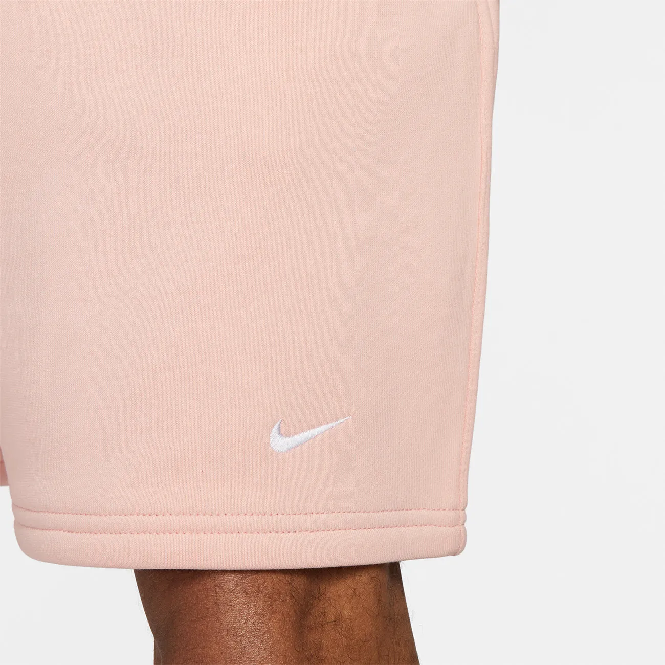 SOLOSWOOSH FLEECE SHORT BLEACHED CORAL WHITE